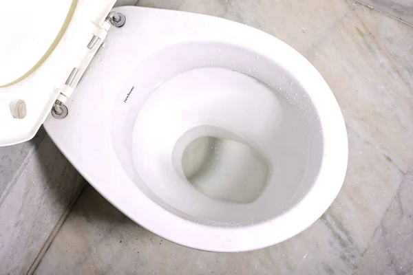 Крупним Планом Чистий Білий Туалет Ванній — стокове фото