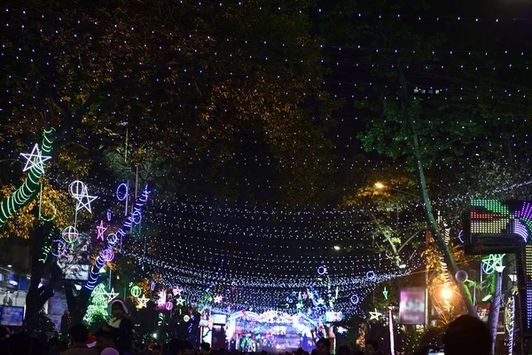 Decoração Luzes Natal Rua Park Kolkata Muitas Pessoas Andando Durante — Fotografia de Stock