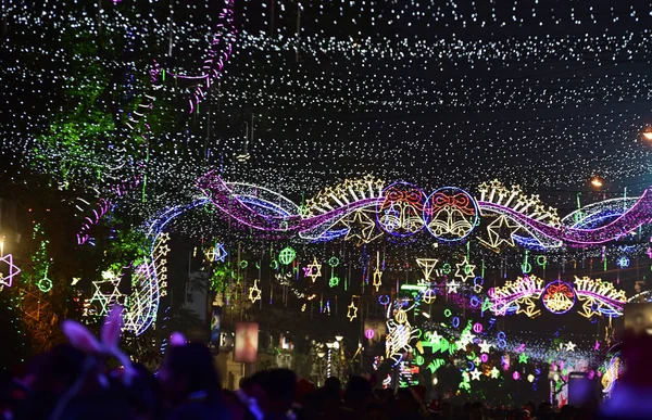 Decoración Luces Navidad Park Street Calcuta Mucha Gente Caminando Durante — Foto de Stock