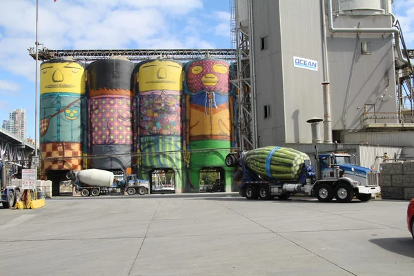 Färgglatt målade cementblandare lastbil och cement silos. — Stockfoto