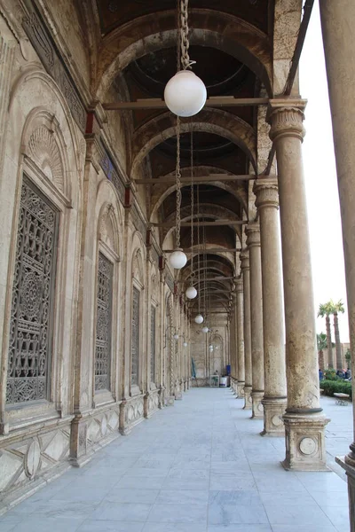 Covered walkway outside an Egyptian mosque in Cairo, Egypt. — Stock Photo, Image