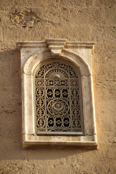 Janela ornamentada em uma mesquita egípcia. — Fotografia de Stock