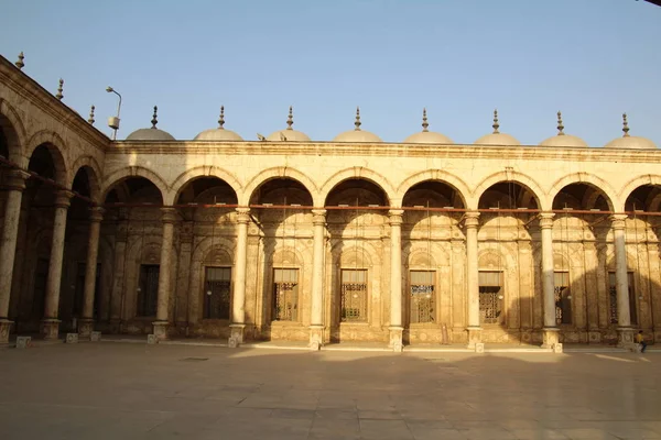 Covered walkway outside an Egyptian mosque in Cairo, Egypt. — Stock Photo, Image