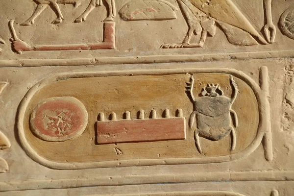 Cártula em uma parede do templo em Luxor, Egito. — Fotografia de Stock