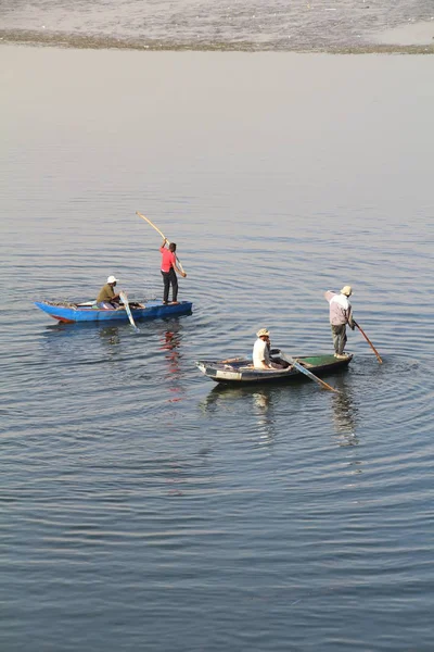 Pescadores ejercen su oficio en el río Nilo — Foto de Stock