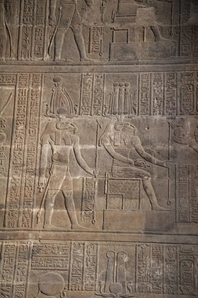 Cavaduras en una pared del templo en ruinas en Luxor, Egipto. —  Fotos de Stock