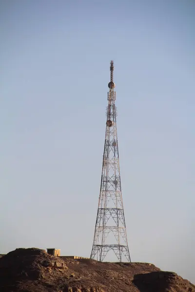 Pilone di comunicazioni sulle rive del fiume Nilo. — Foto Stock