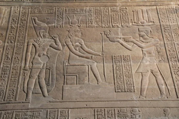 Houtsnijwerk op de muur van een geruïneerde tempel in Luxor, Egypte. Rechtenvrije Stockafbeeldingen