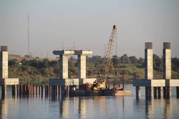 Puente se construye a través del río Nilo. — Foto de Stock