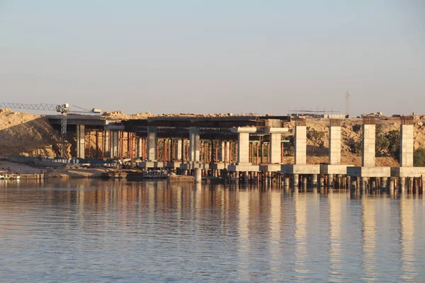 Puente se construye a través del río Nilo. — Foto de Stock