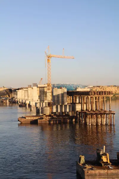 Puente se construye a través del río Nilo. — Foto de Stock