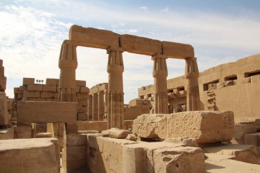 Karnak Tapınağı yıkıldı 