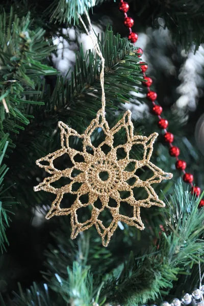 Decoraciones de Navidad colgando de un árbol. —  Fotos de Stock