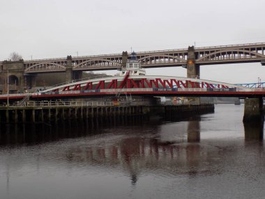 Köprü Nehri Tyne Newcastle, İngiltere'de salıncak.