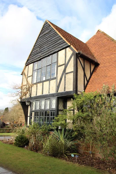 Tudor house i grunderna för Rhs Wisley gardens — Stockfoto