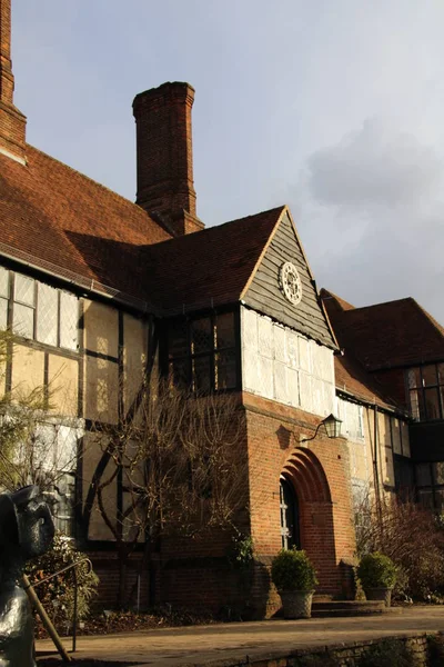 Tudor house i grunderna för Rhs Wisley gardens — Stockfoto