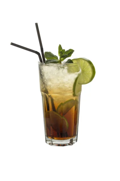 Sakinleşmek bourbon, buz ve cam nane kokteyli