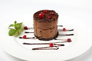 Kırmızı Kiraz ile siyah çikolatalı kek bir dilim