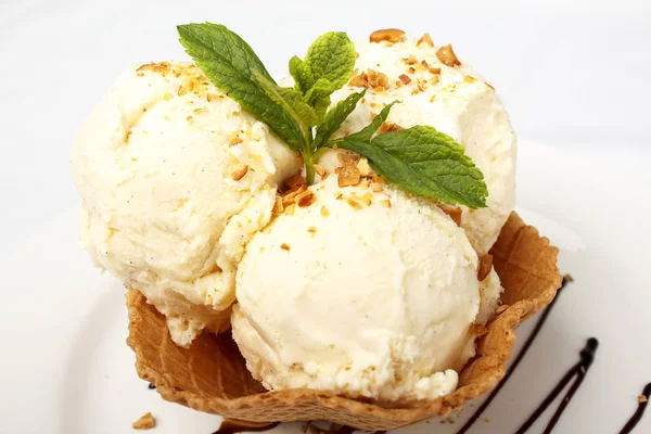 Vanilla ice cream in a wafer basket — Stock Photo, Image