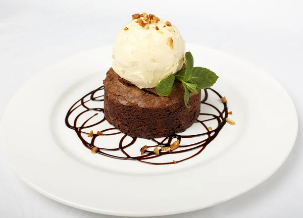 Pastel de chocolate con helado. Petit Gateau. Imagen De Stock