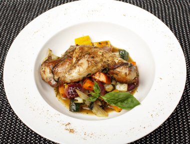 Bütün Altın gevrek deri ile sulu tavuk pişmiş