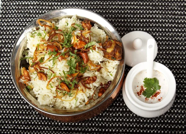 Hint köri yemek balti çanak ve basmati pirinç