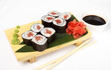 Beyaz arka plan üzerinde izole ton balığı ile rulo