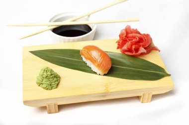 Japon mutfağı. Somon suşi nigiri