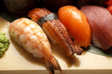 Japon poppies, suşi, wasabi ve zencefil ile rulo