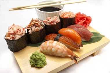 Japon poppies, suşi, wasabi ve zencefil ile rulo