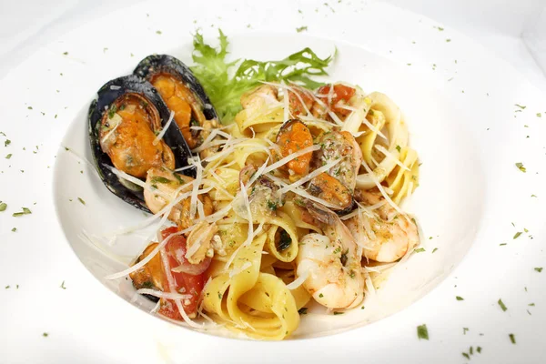 taze deniz ürünleri siyah mürekkep balığı coulored spagetti makarna tipycal İtalyan yemeği mürekkep
