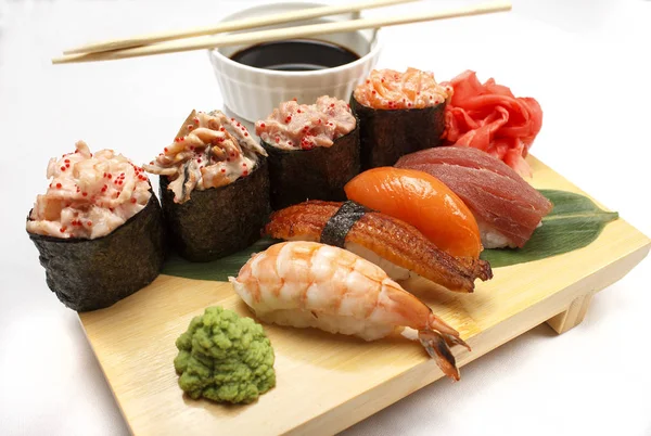 Japon poppies, suşi, wasabi ve zencefil ile rulo