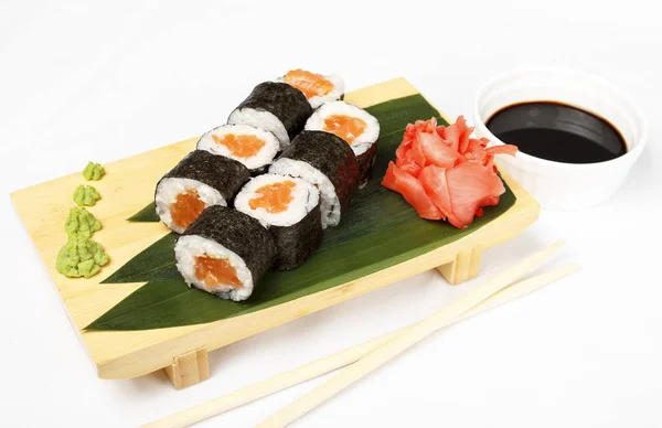 Rollos de sushi sobre un fondo blanco Fotos De Stock