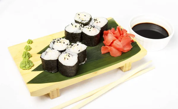 Rouleaux de sushi japonais frais traditionnels aux crevettes Images De Stock Libres De Droits