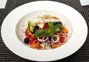 Kil kase taze Yunan salatası üzerine beyaz izole