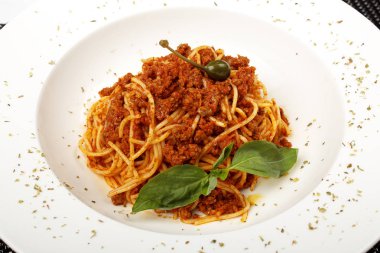 Etli makarna, domates sosu, parmesan ve sebze.