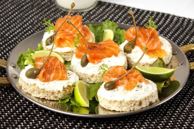 Tost avokado ve füme somon ile