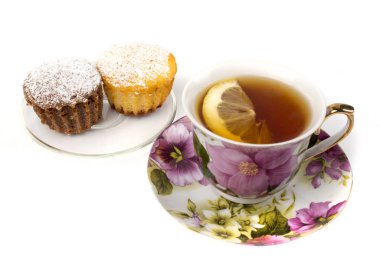 Limonlu çay bir fincan ve ve iki top kek