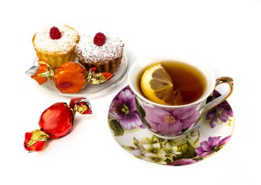 Limonlu çay bir fincan ve ve iki top kek