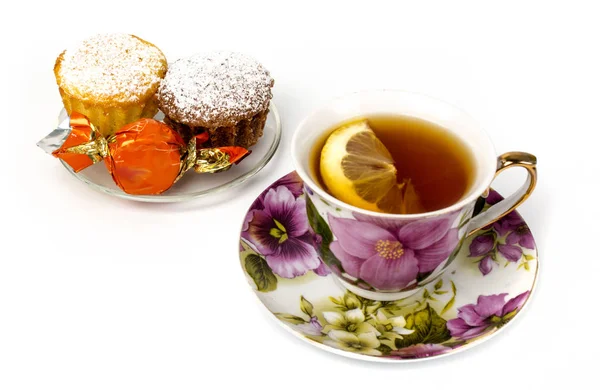 Tasse Tee mit Zitrone und zwei Cupcakes — Stockfoto