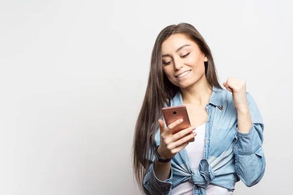 Retrato Una Joven Sonriente Con Teléfono Inteligente Rosa Que Recibe — Foto de Stock
