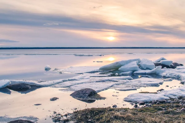 Абстрактне Зображення Заходу Сонця Біля Озера Таненням Льоду Початку Весни — стокове фото