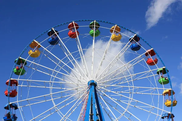 Roda Gigante Colorida Sobre Céu Azul Claro Com Cabines Vermelhas — Fotografia de Stock