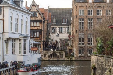 Brugge, West Flanders / Belçika - Ocak 2017: Brugge sokakları ve tarihi merkezi, kanallar ve Binalar. Filmden bulunan Meşhur Mekanlar