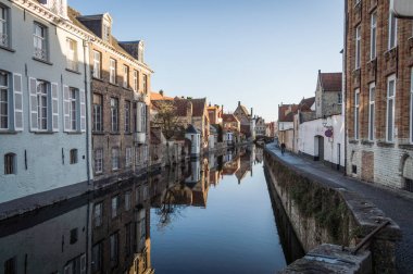Kanallar ve eski ortaçağ evleri, Brugge, West Flanders, Belçika. Kış güneşli cityscape