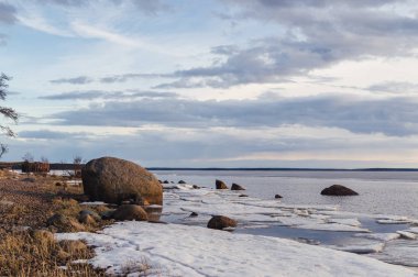 Akşam kış göl manzara şimdi ve buz, mavi bulutlu gökyüzü ile desteklemek. Ladoga Gölü