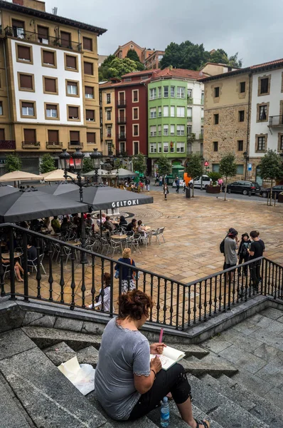 Bilbao, Bask Ülkesi / İspanya - Temmuz 2016: merdiven üzerinde Temmuz 2016 Bilbao'deki Miguel Unamuno'nun Plaza'daki görünümü. 