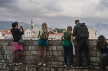 Budva, Budva Belediyesi / Karadağ - Eylül 2017: fırtınalı havalarda cep telefonları ile fotoğraf çekmek turist Old Town Budva Beach