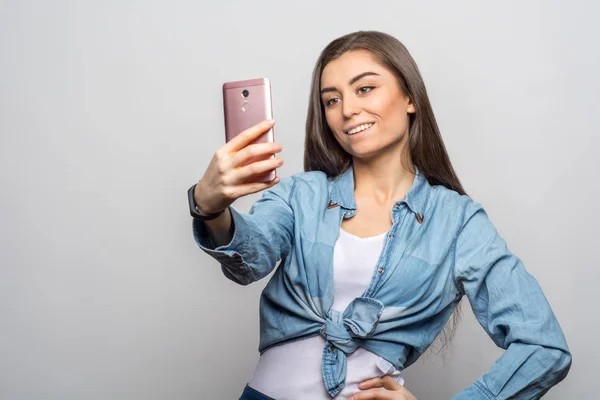 Retrato Una Joven Morena Sonriente Vestida Con Ropa Casual Haciendo — Foto de Stock