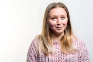 Genç güzel sarışın portresi pembe örgü kazak beyaz arka plan içinde kadar kesinlikle yok olun kadınla utandım. Doğal güzellik kavramı